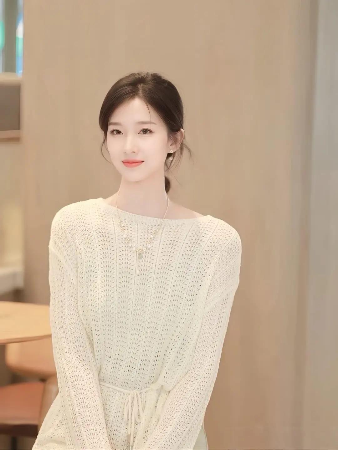 成熟稳重的美女你喜欢吗?简单来说，成熟稳重的女人，就像一个温暖而坚固的港湾。她们