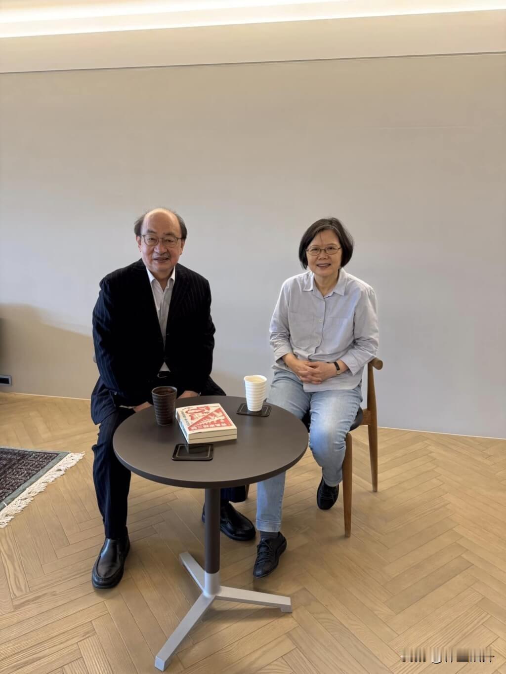蔡英文卸任后，第一个去看她的人出现了
昨天端午节，民进党“立法院”总召集人柯建铭