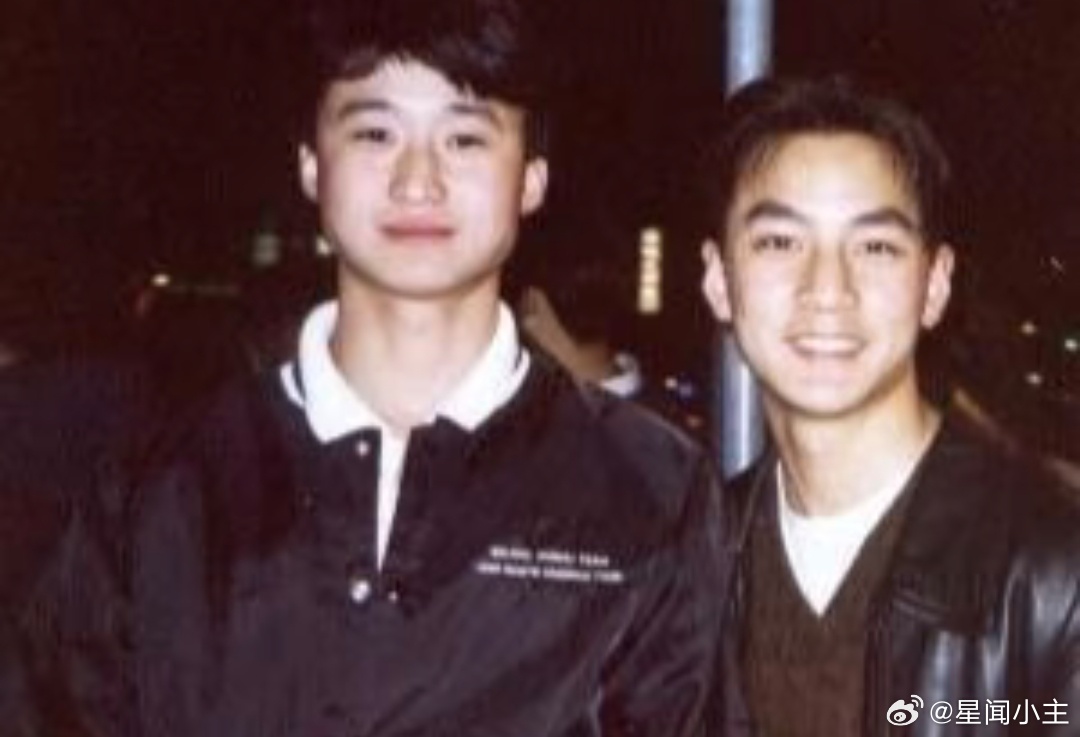 吴京居然戴了耳钉拜托，人家以前混港圈的，本来就很时尚好吗？而且还是港圈小团宠 