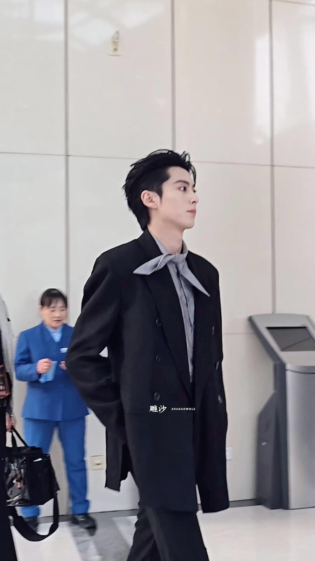 玛雅王鹤棣走过来帅我一大跳微博视界大会/微博视界大会红毯 ​​​