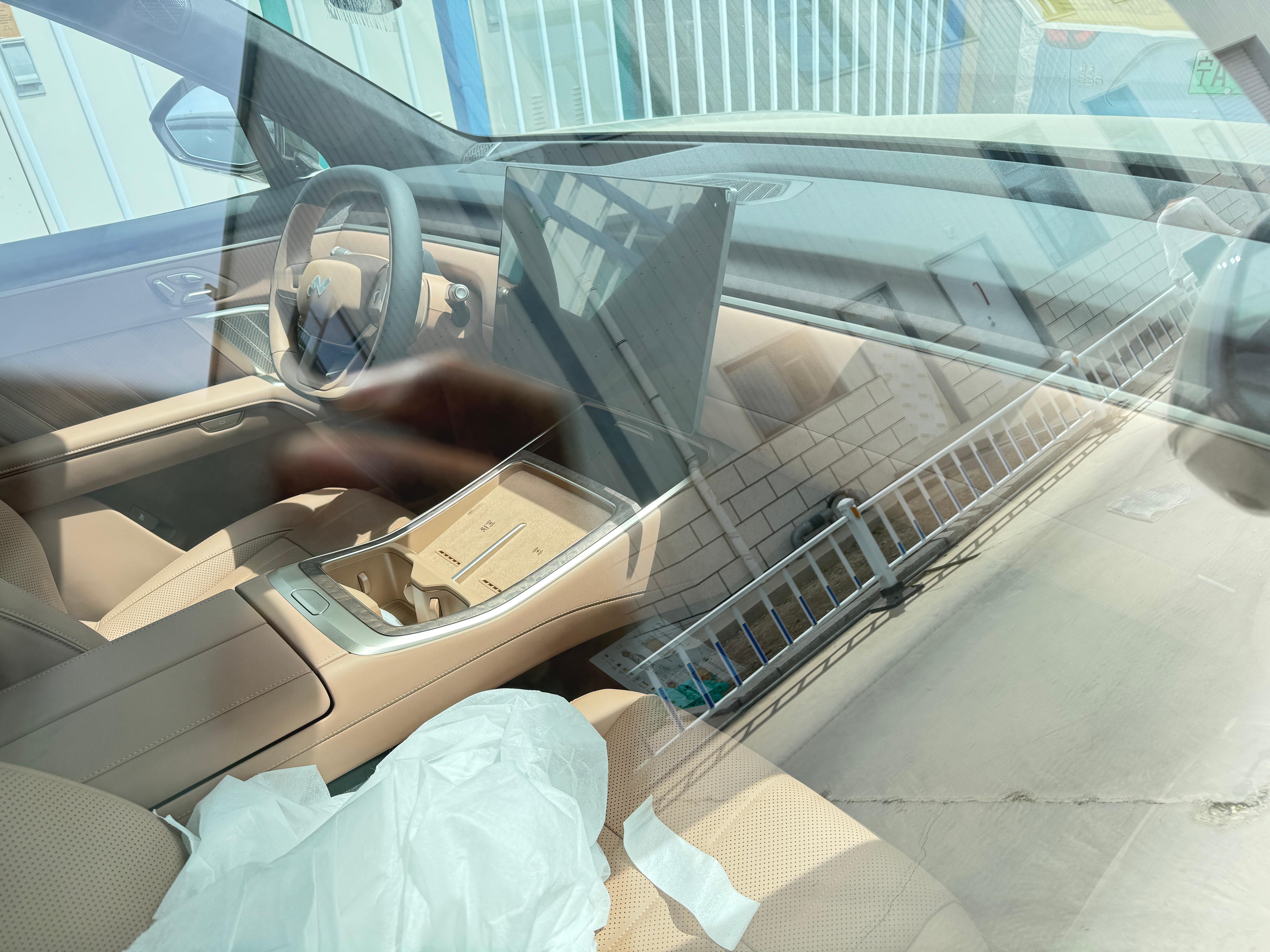 暂且说绿色的乐道L80，据说和L90一个尺寸但是做成了大五座，后备箱空间巨大巨大