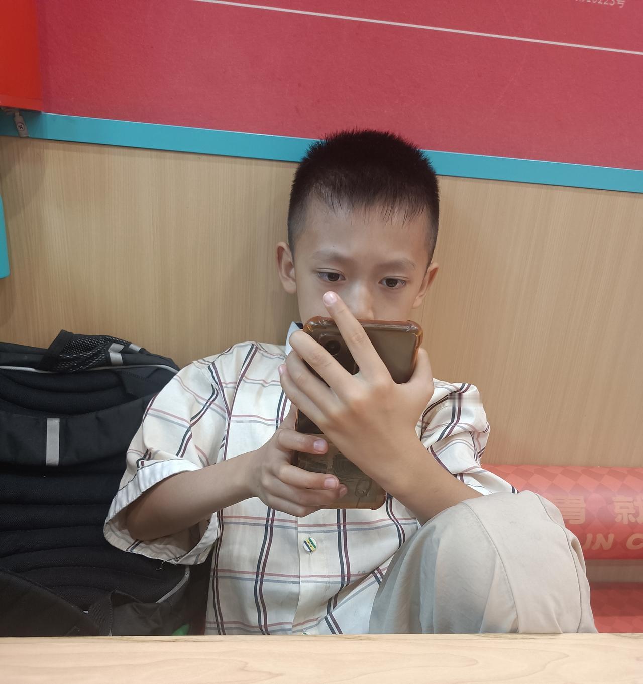 很多家长抱怨，现在小学生写作业都用手机，孩子好久都没有写字了，这样下去，孩子的手