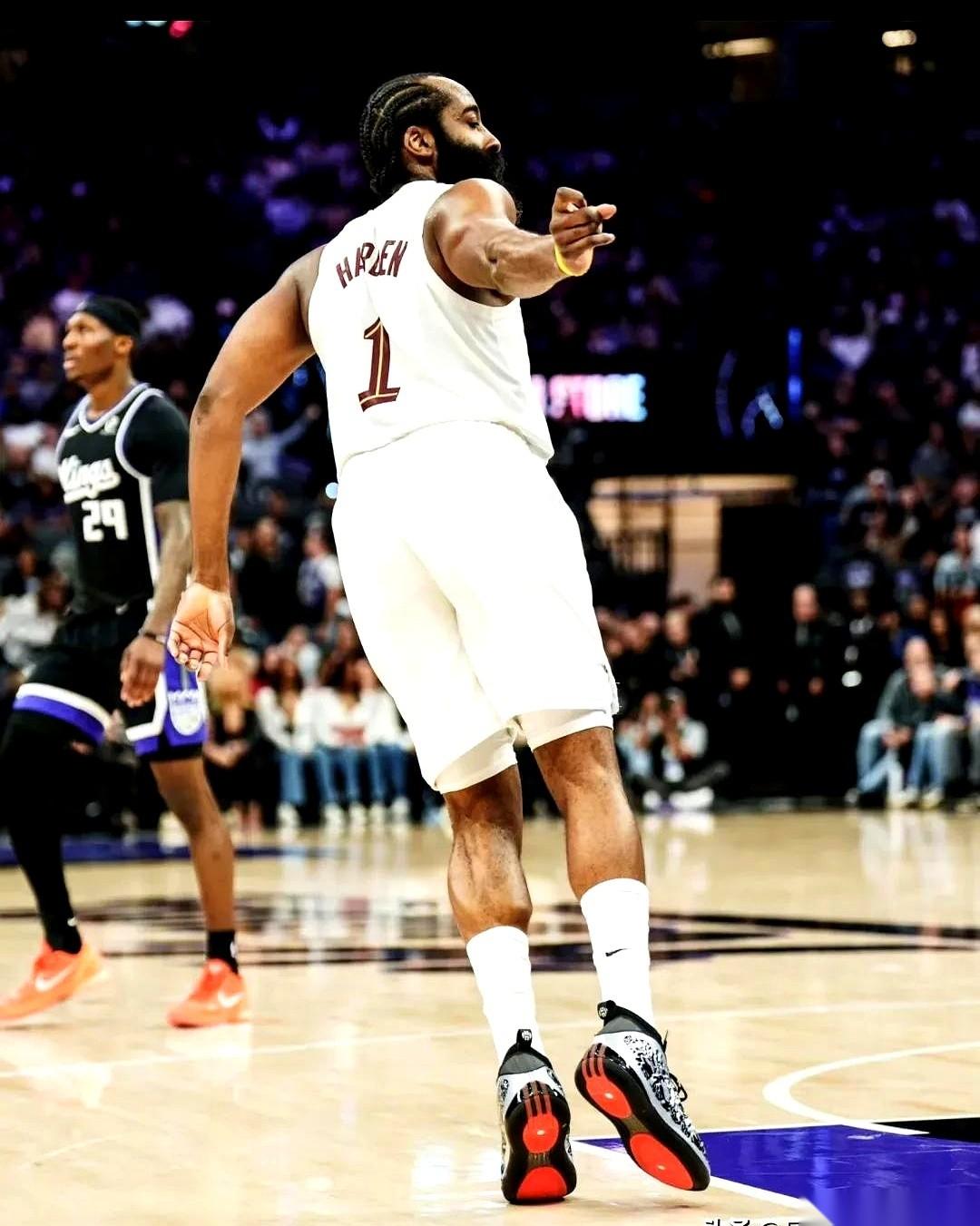 哈登空降克利夫兰，全城的眼睛都盯着一件事：他到底穿几号。
13号，这个号码空着。