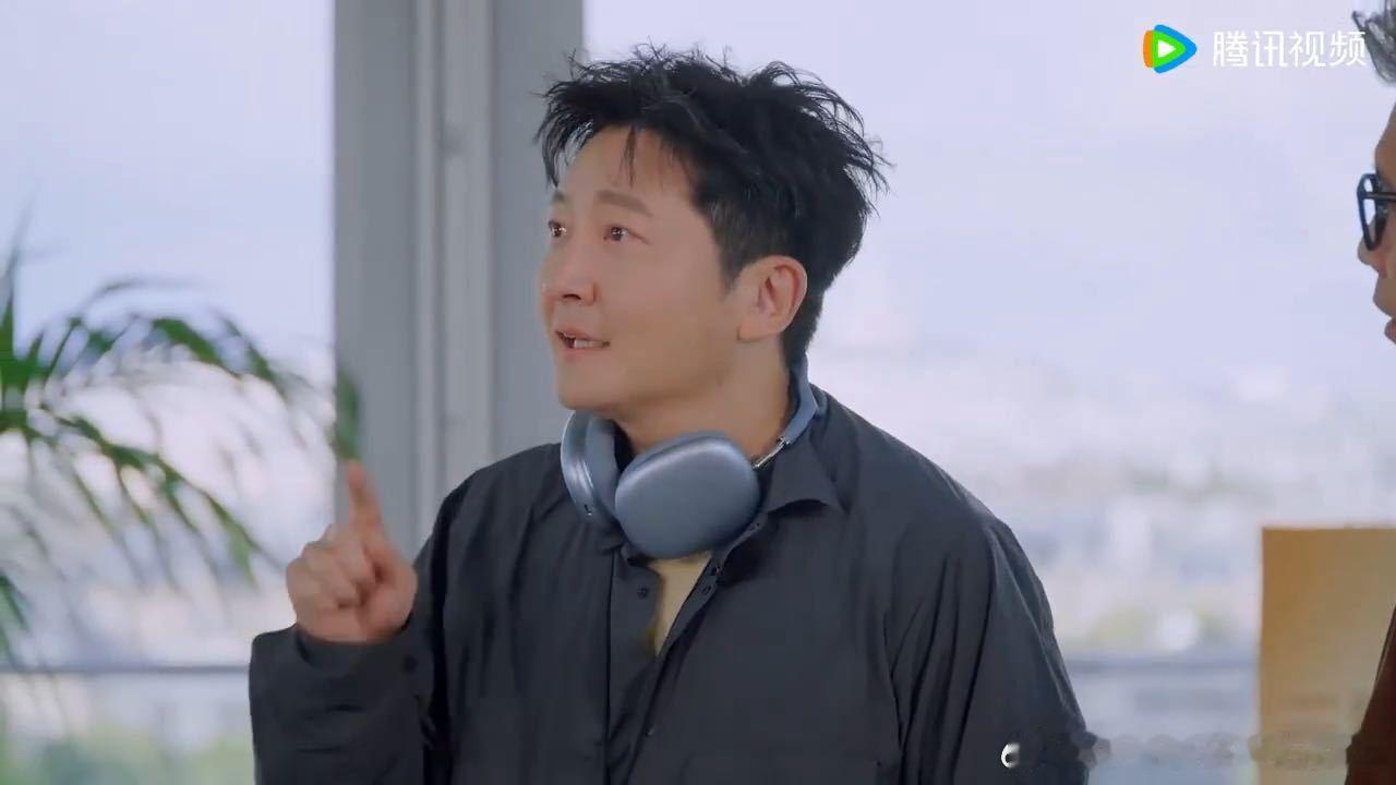 刘宇宁秒猜郭京飞哼唱倩女幽魂刘宇宁曲库王者 郭京飞一边躲“追捕”一边冲李乃文哼“