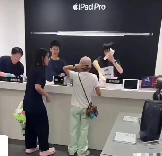 笑不活了，网友拍到全红婵去买苹果手机，一个白T低调出行，估计买的是最新款15，怎