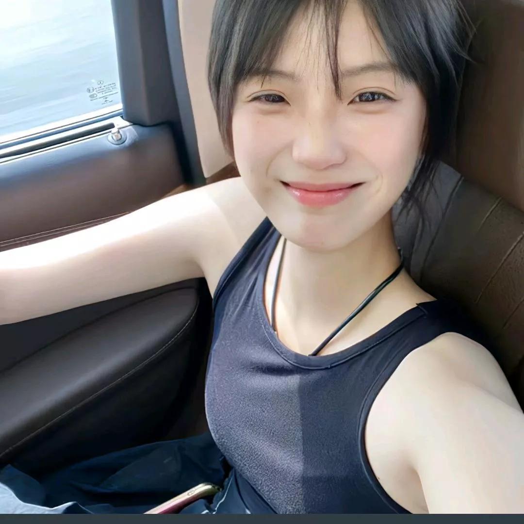 阳光明媚的一天，少女在车内微笑自拍，心情美美哒！