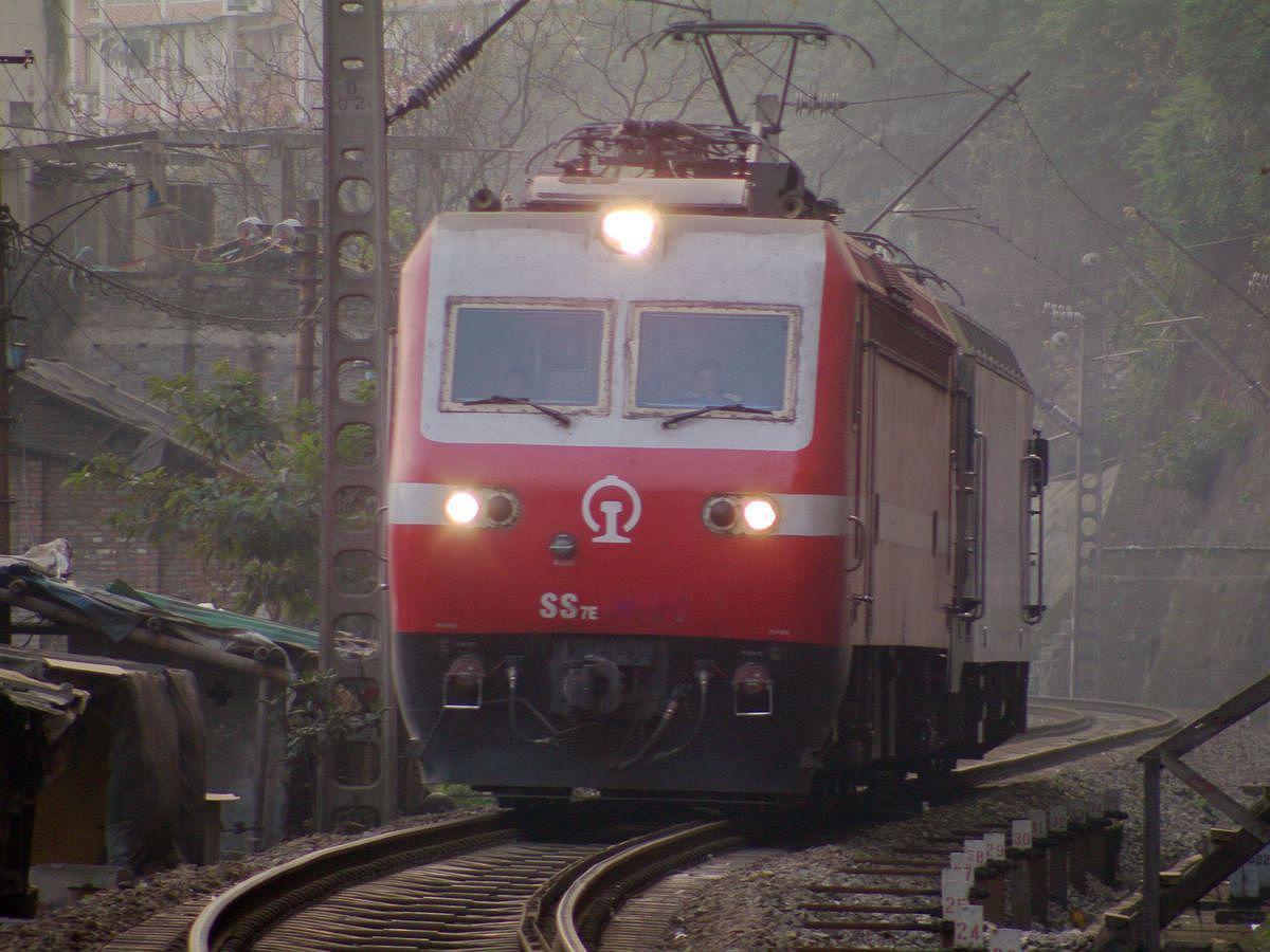 韶山7E型电力机车的1号车——SS7E0001相隔十四年拍摄的图片，图1是201