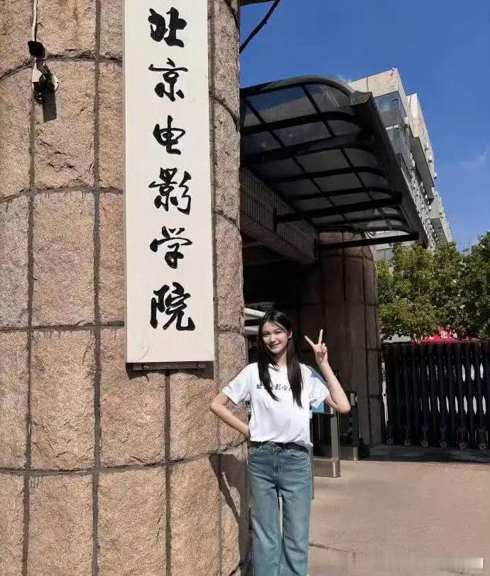 北电校门口，30个新人从9000人中胜出，有人戏龄12年已是明星，有人从素人逆袭
