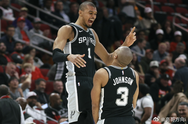 NBA常规赛，马刺101-100险胜太阳。赛后凯尔登·约翰逊接受采访，谈到文班的