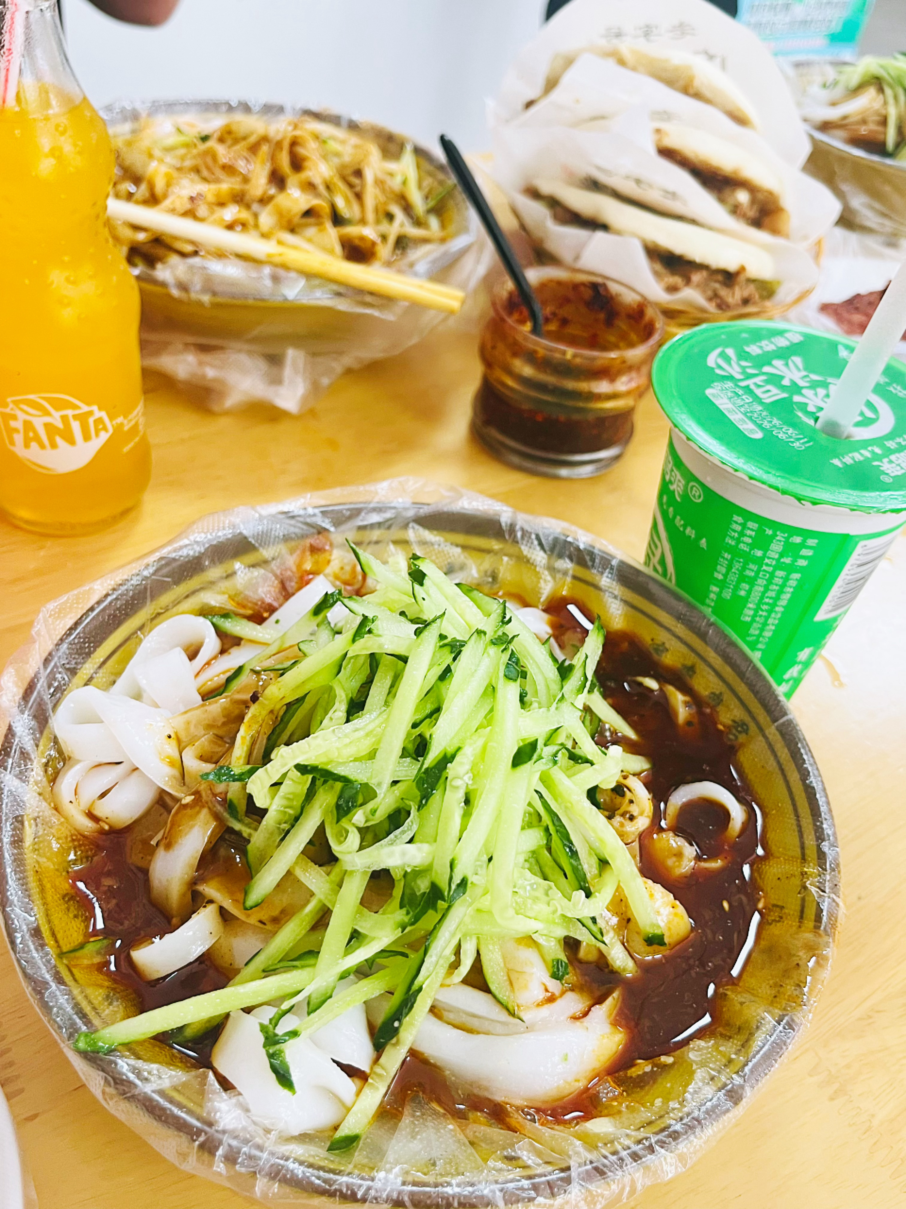 中午和工作伙伴吃的是米皮这也算中餐吧他们惊讶，这一大份我竟然吃完了王俊凯米饭脑袋