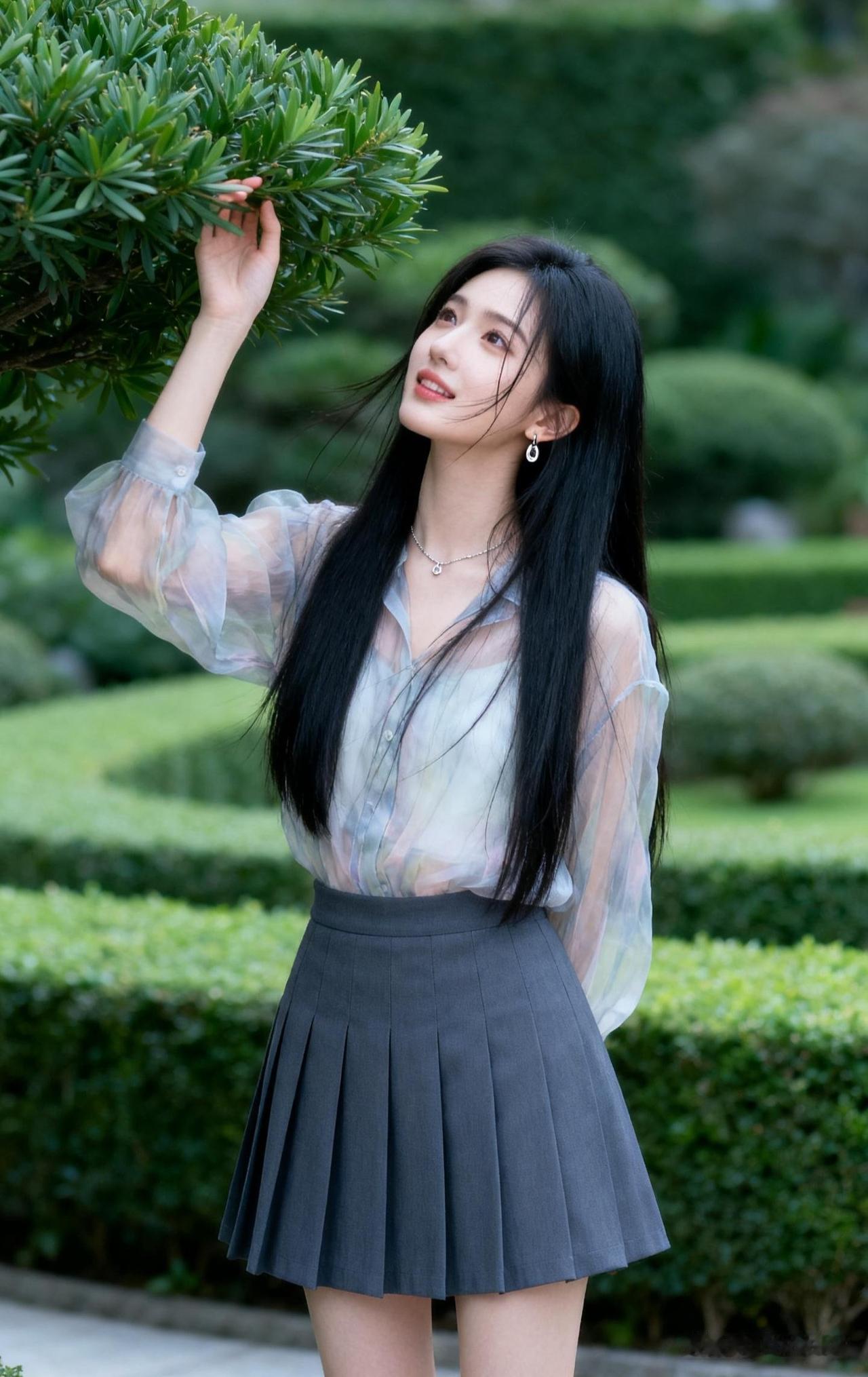 清新校园风，少女与绿植的完美邂逅🌿👩‍🦰