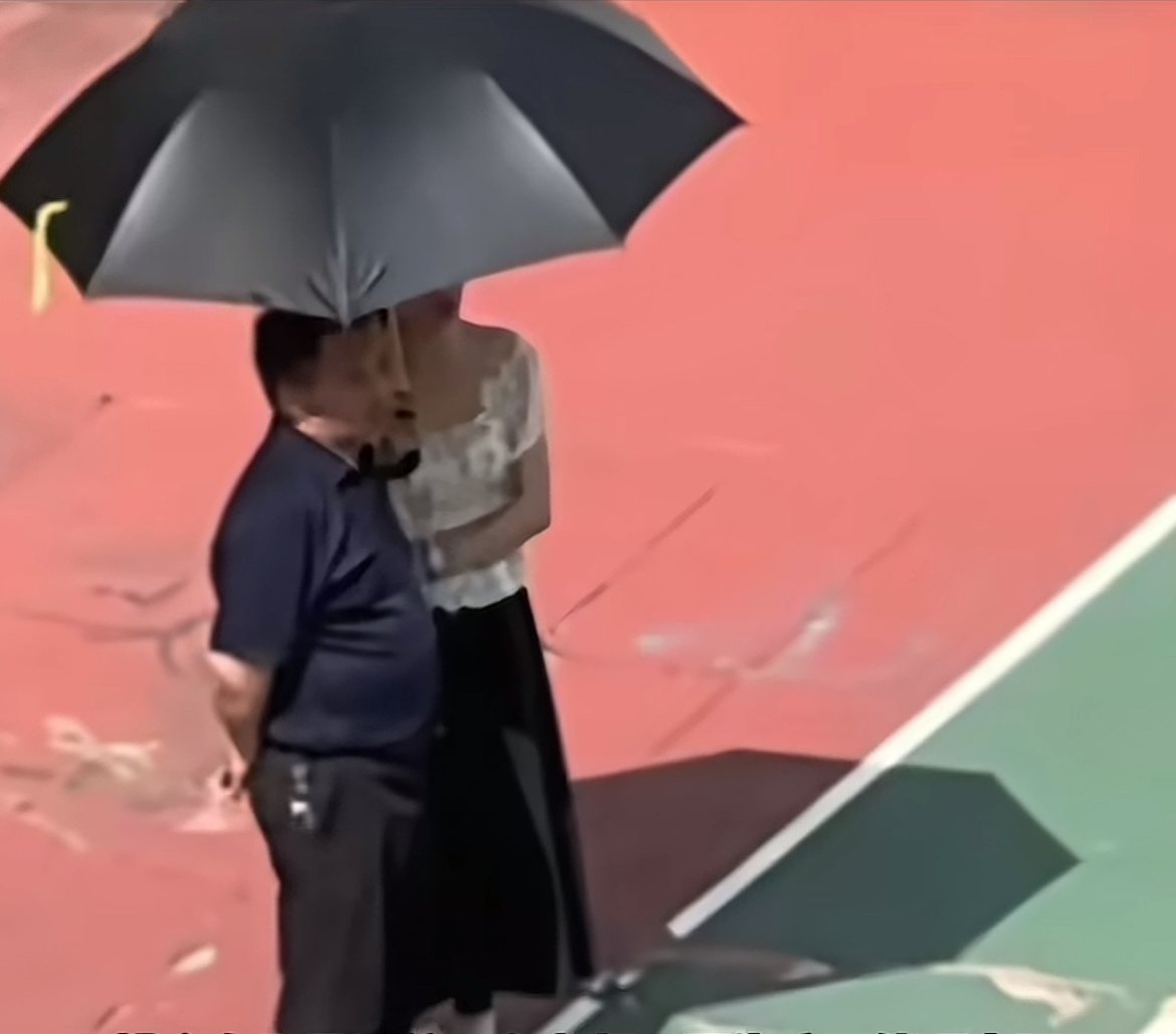 女教师打伞事件双方并非父女就算是领导，那女教师正好带了伞，一起打一下不很正常吗？