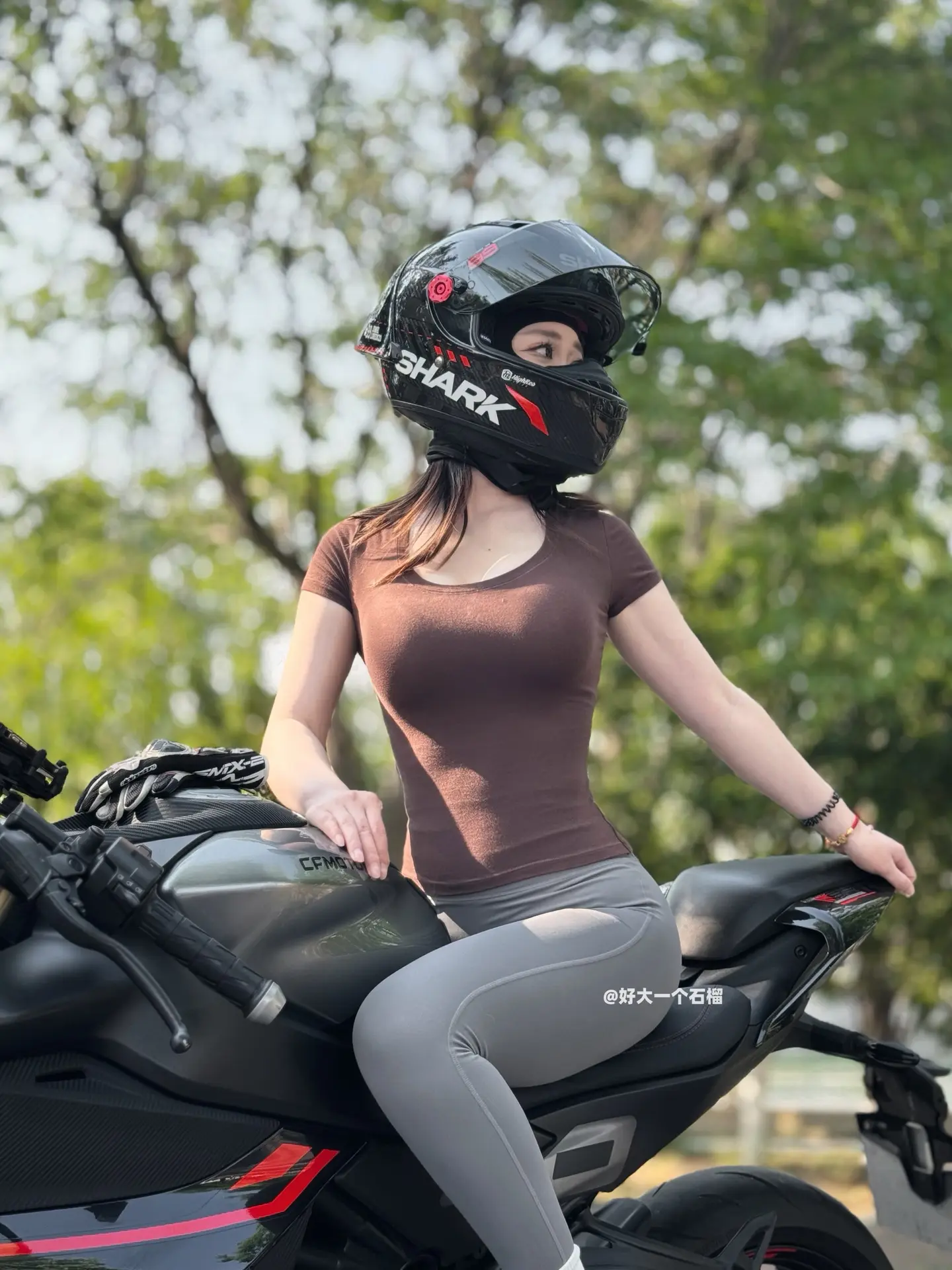 该死的天气 比你说的情话还烫。