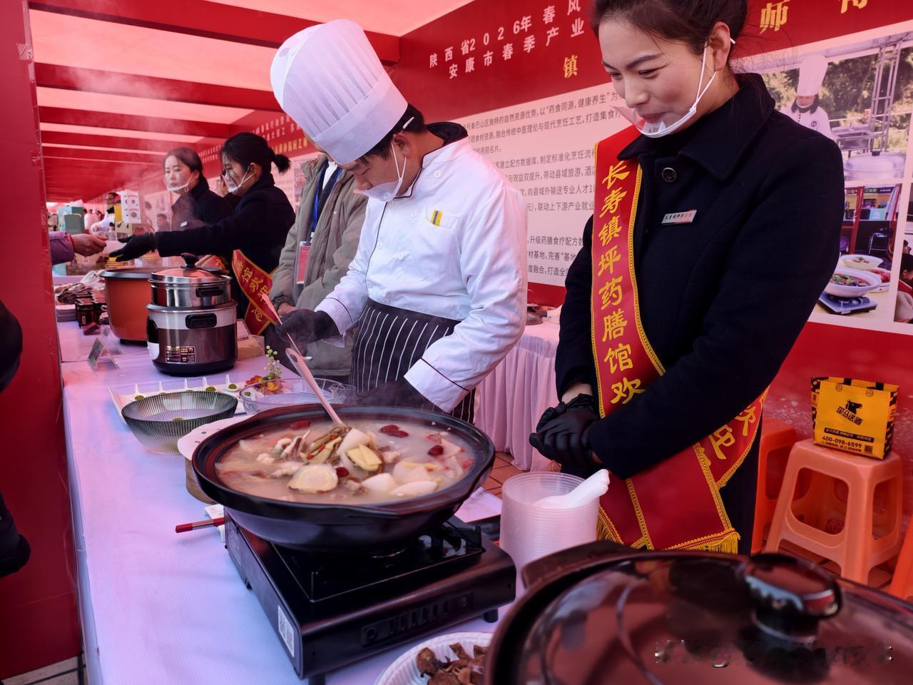 今日安康金州广场春风行动，企业招聘，打工人云集。没想到好多饭店也来了，乐得逛会的