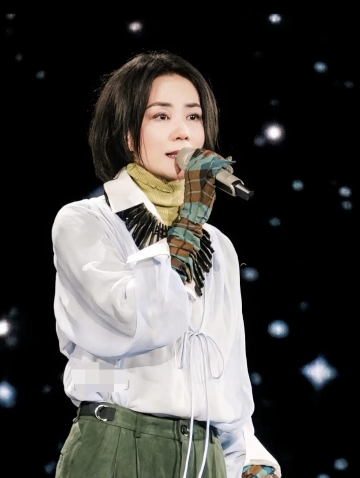 据说这是王菲今年参加春晚的造型，
她是不是也拉皮了，
感觉眼睛有些睁不开的样子。