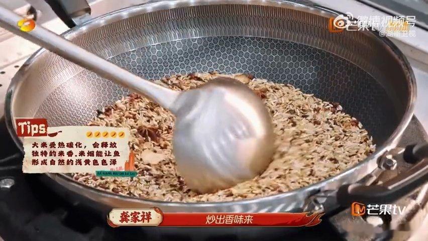 美食综艺厨师现熏火培鱼 用大米熏制这个创意真的绝，既去腥又增香，看着鱼肉一点点变