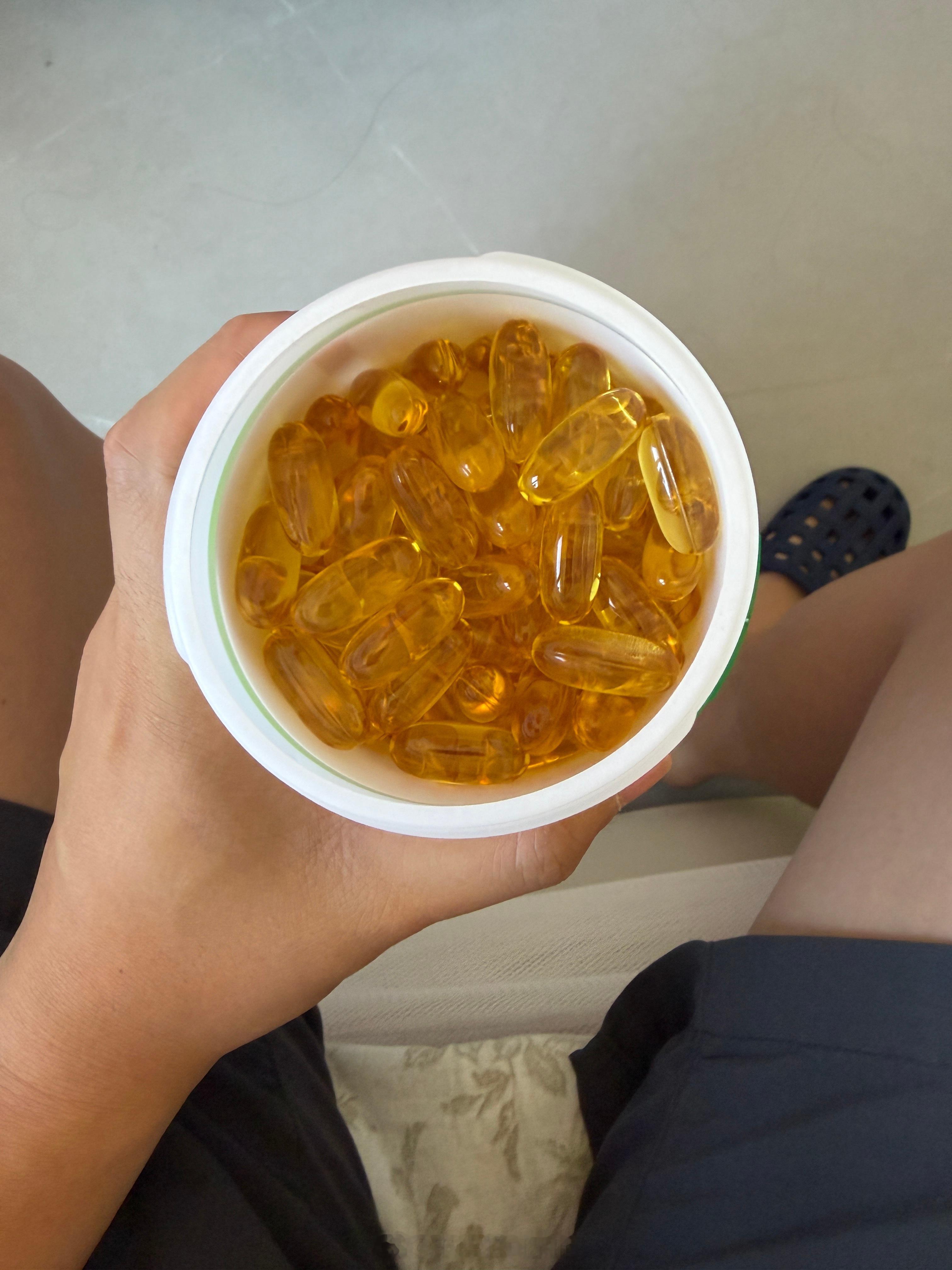 上次从新西兰带回来的鱼油，量大管饱，价格实惠，就是这个包装太简单了，有点廉价