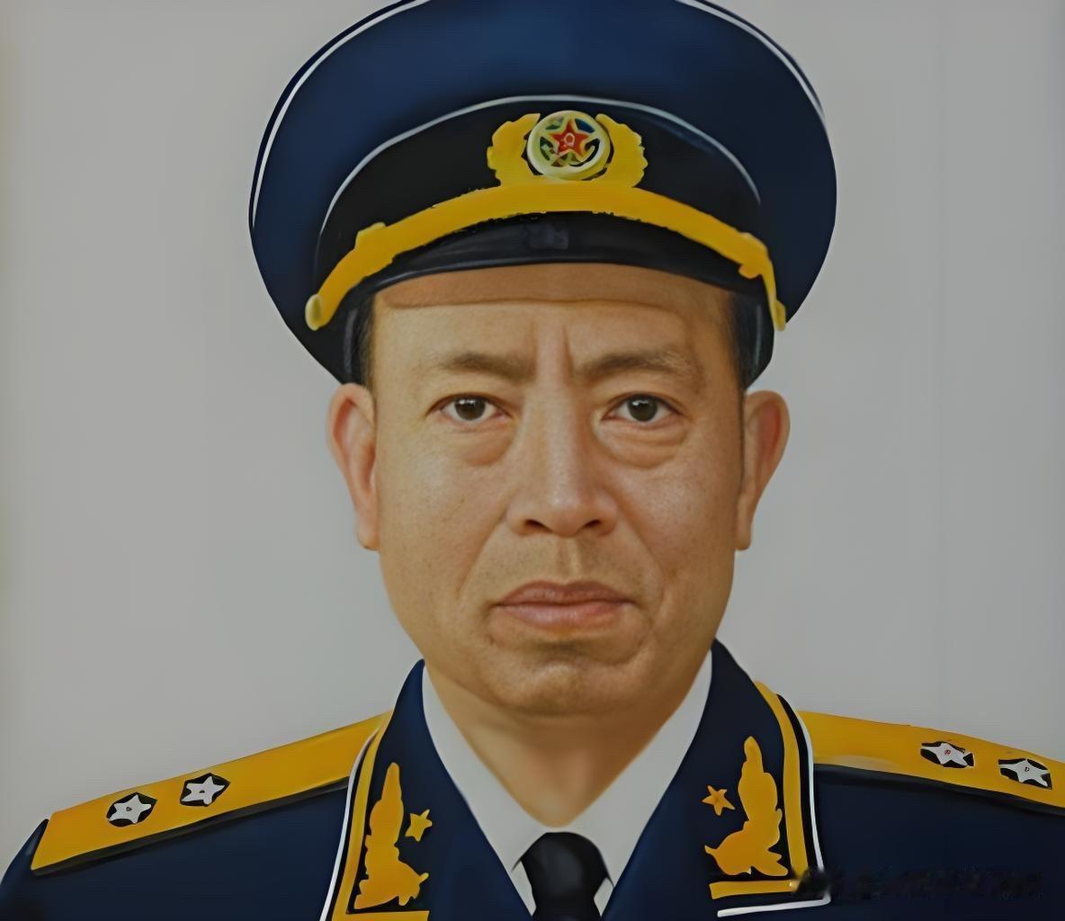 他42岁被授予开国中将。16岁参加红军，36岁任第三野战军22军政委，43岁任解