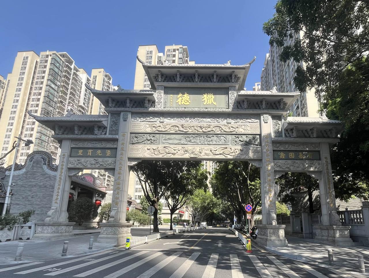 今年春节后，我又一次走进了广州市猎德村，对这里栩栩如生的雕塑作品情有独钟，拍下的