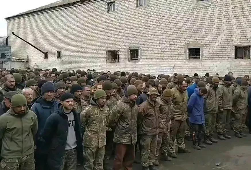 据乌克兰情报部门称，俄罗斯正在用被俘的乌克兰士兵组建一支突击营……

有报道显示
