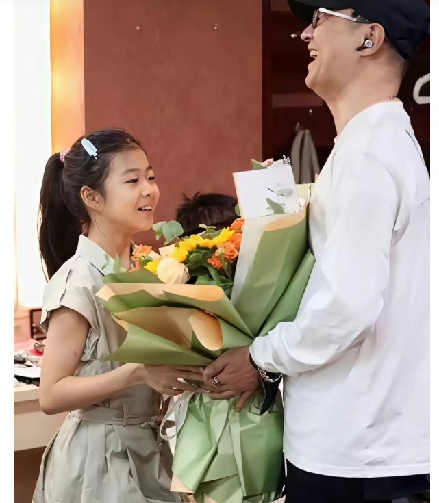 章子怡离婚时把女儿留给汪峰，所有人都骂她。如今10岁醒醒站上舞台，全网沉默了。
