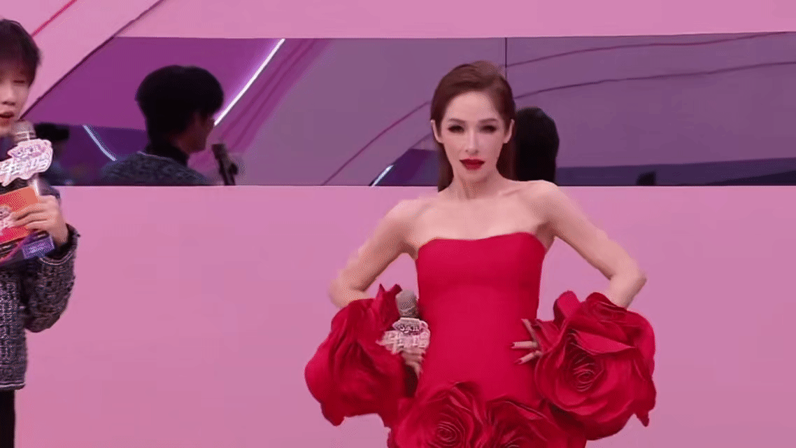 萧亚轩瘦成纸片人好久没关注萧亚轩，这次刷到她瘦成纸片人的消息，着实被惊到。曾经唱