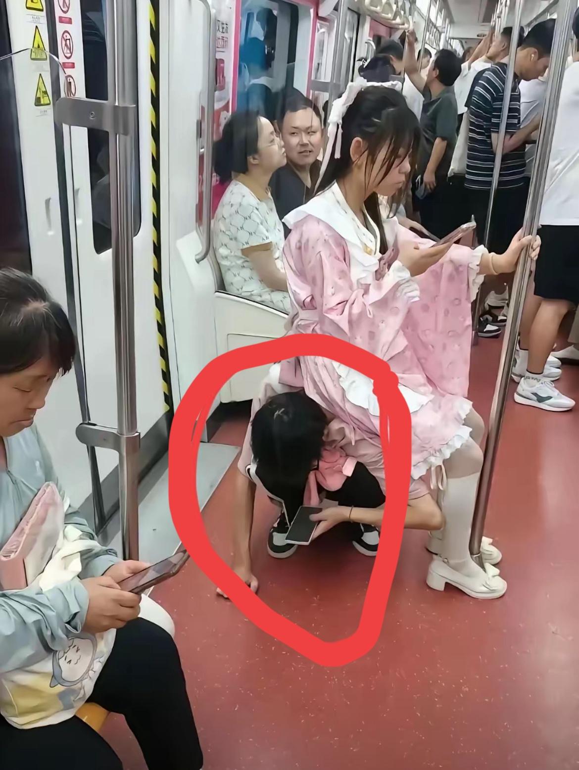 这是谁家的儿子？在地铁上看到，一女孩上地铁没座位，她男友竟然直接蹲下，女孩一屁股