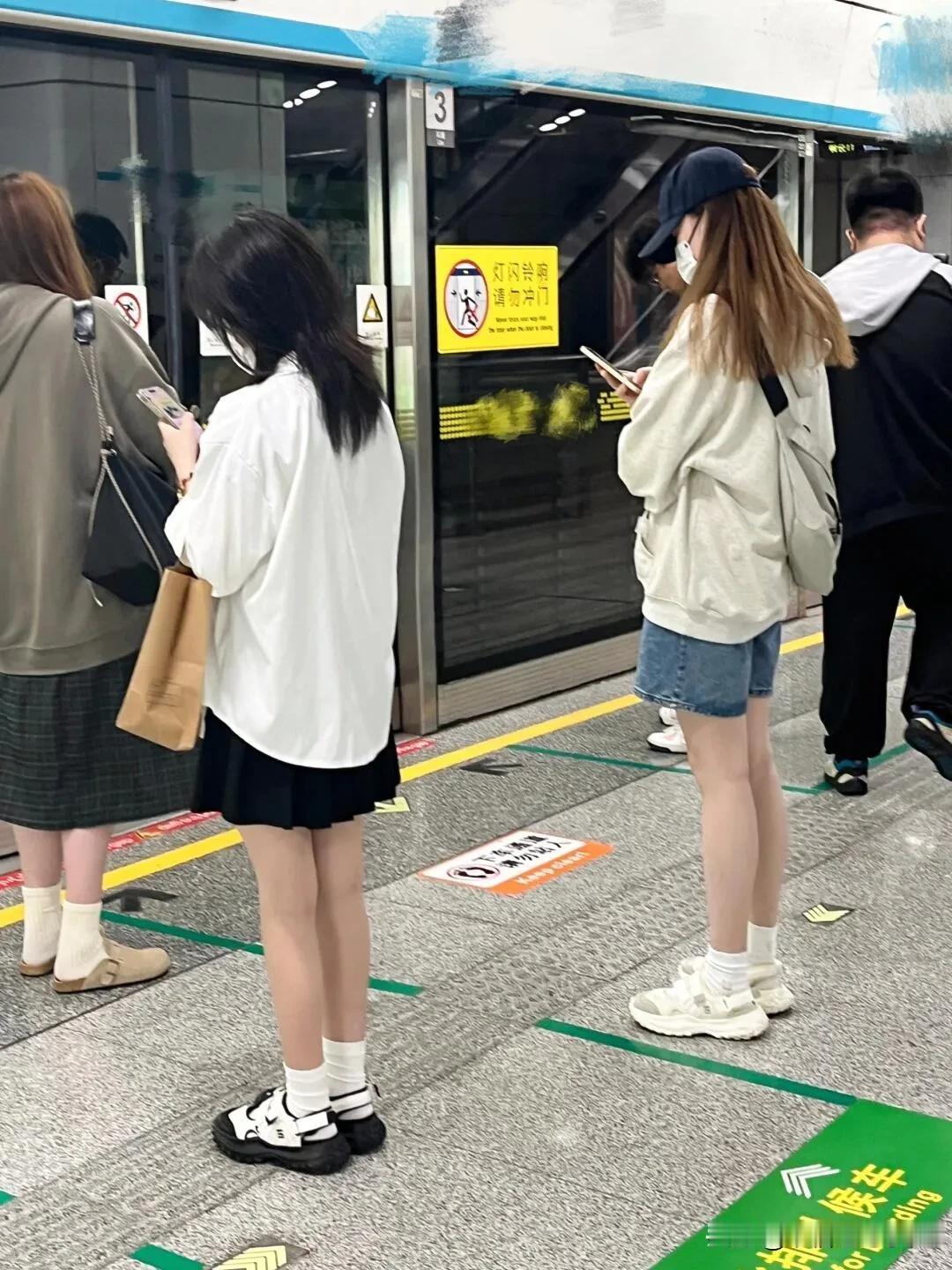原来这种鞋子那么百搭啊，搭配短裙和短裤都好看哎