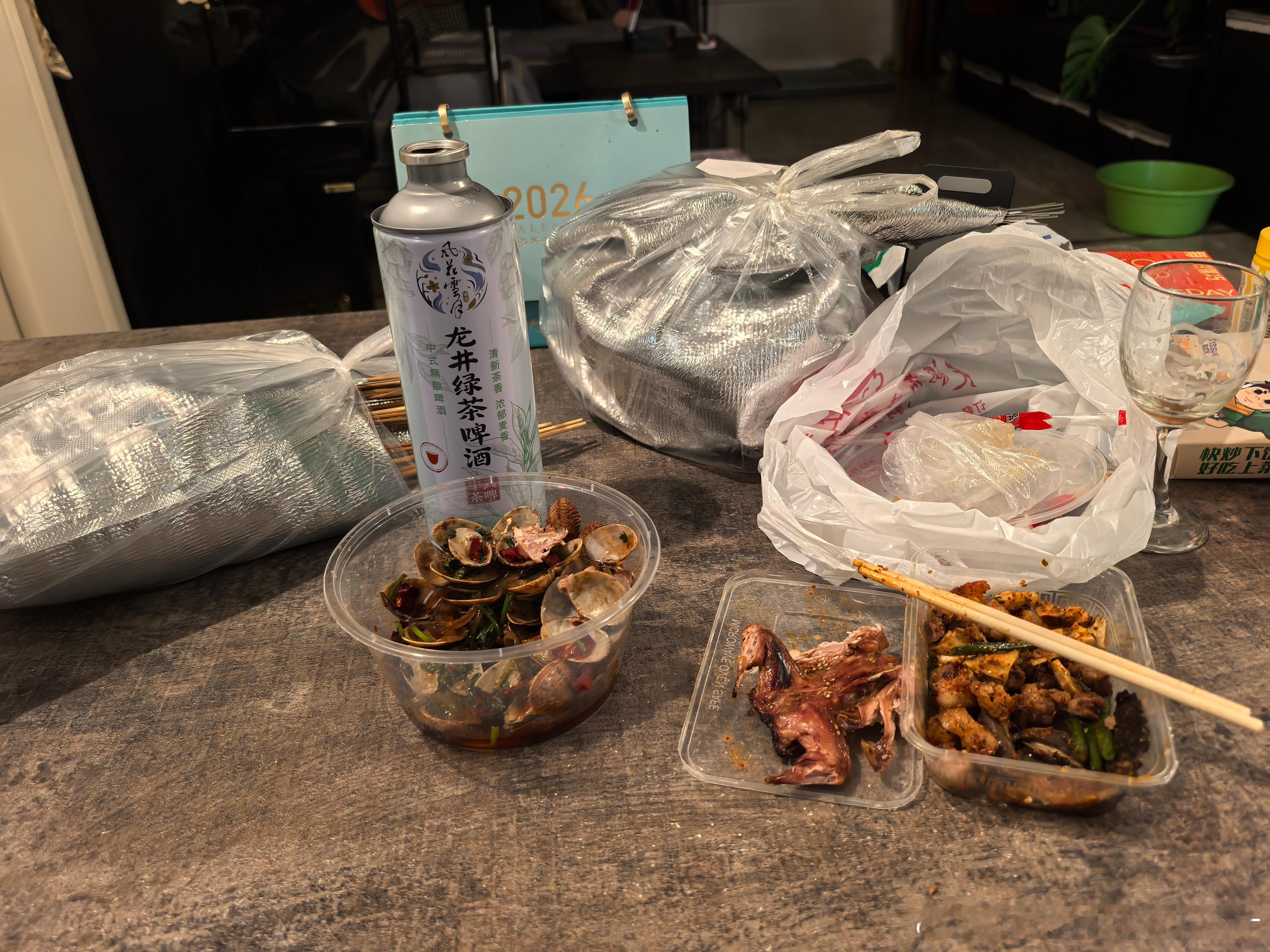 昨晚十一点半准备上床睡觉，翻来覆去过了一个小时了也睡不着，干脆起来点了个烧烤外卖