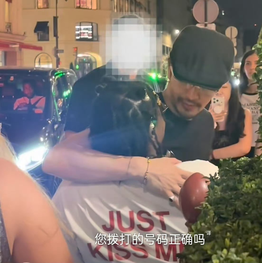 王嘉尔亲吻粉丝王嘉尔在巴黎街头主动拥抱并亲吻粉丝脸颊，清脆声响记录下这场“宠粉天