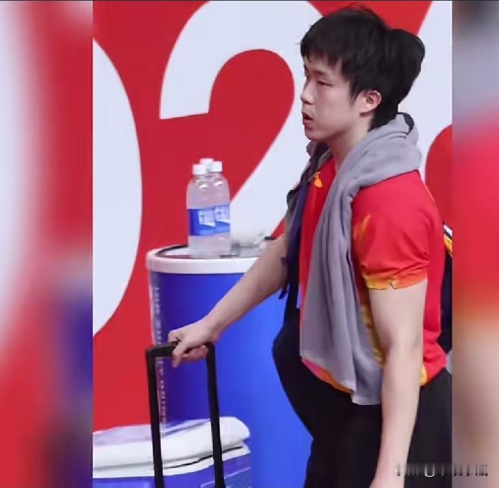 如果莎头是亚军，那冠军一定是国乒队友！恭喜林诗栋男单夺金！王楚钦的左臂已经肿胀到