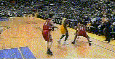 科比职业生涯难度最大的一次突破就是以下这个画面。镜头发生在2004-05赛季，火