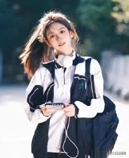 真正的成熟，不是变得冷漠，而是学会筛选圈子。远离不断消耗你的人和事，不必勉强迎合