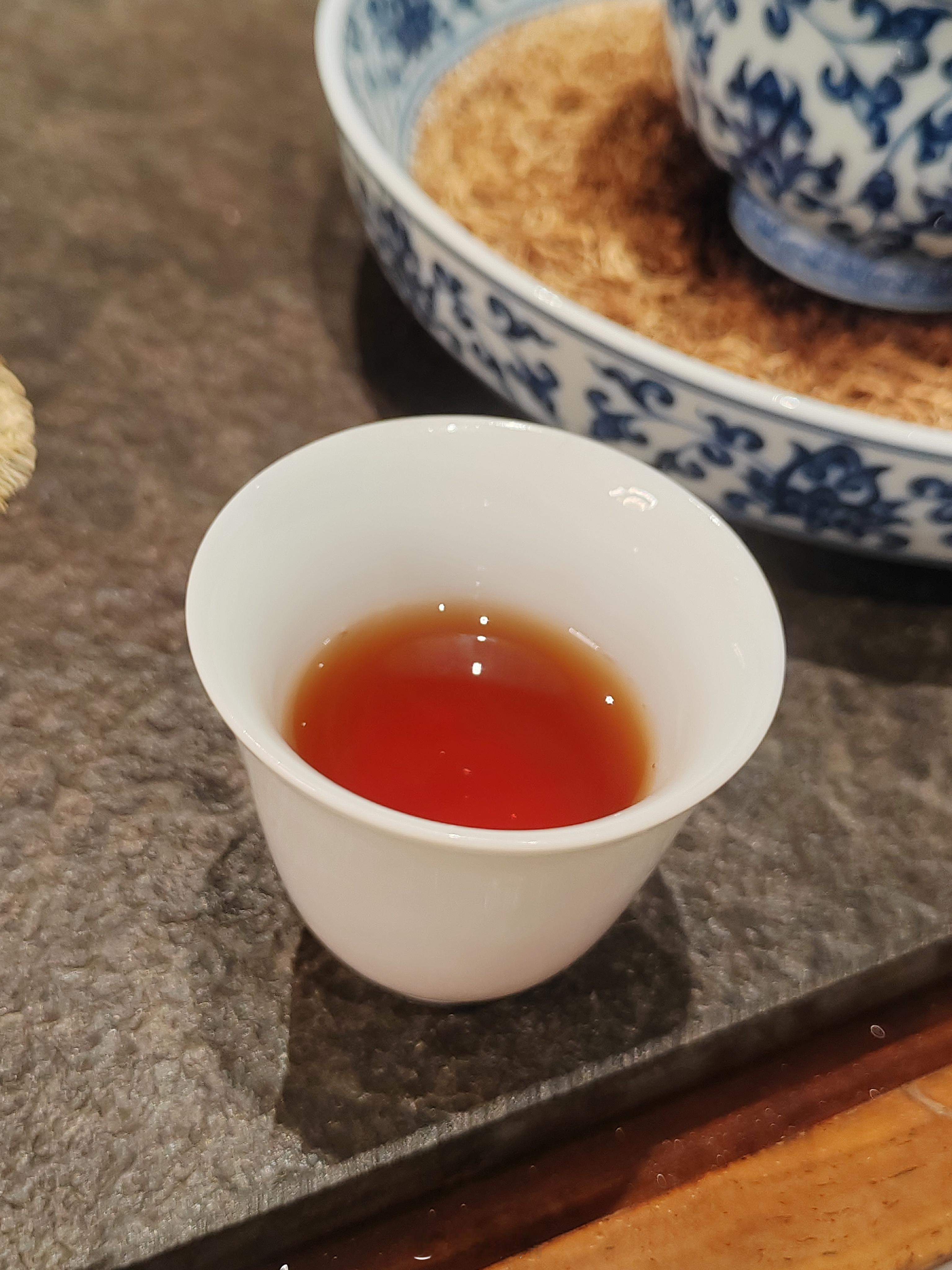 很有魅力的一款品鉴装，可以品鉴到多款乌龙茶，分别：①正岩肉桂；②正岩大红袍；③足
