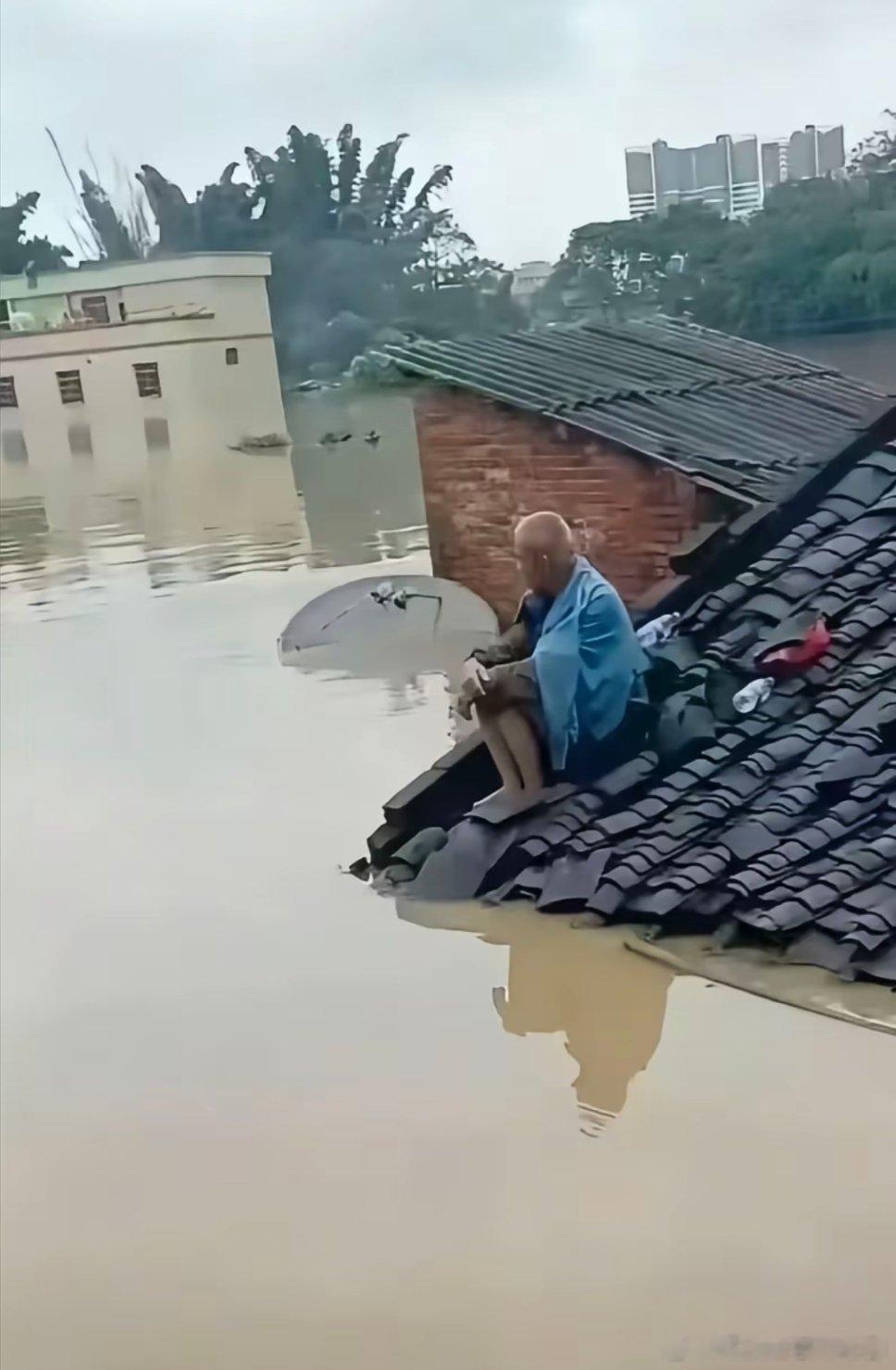 广西暴雨当地村民发声我们处在河流下游，是这次洪水的必经地段，好在目前水位还没有超