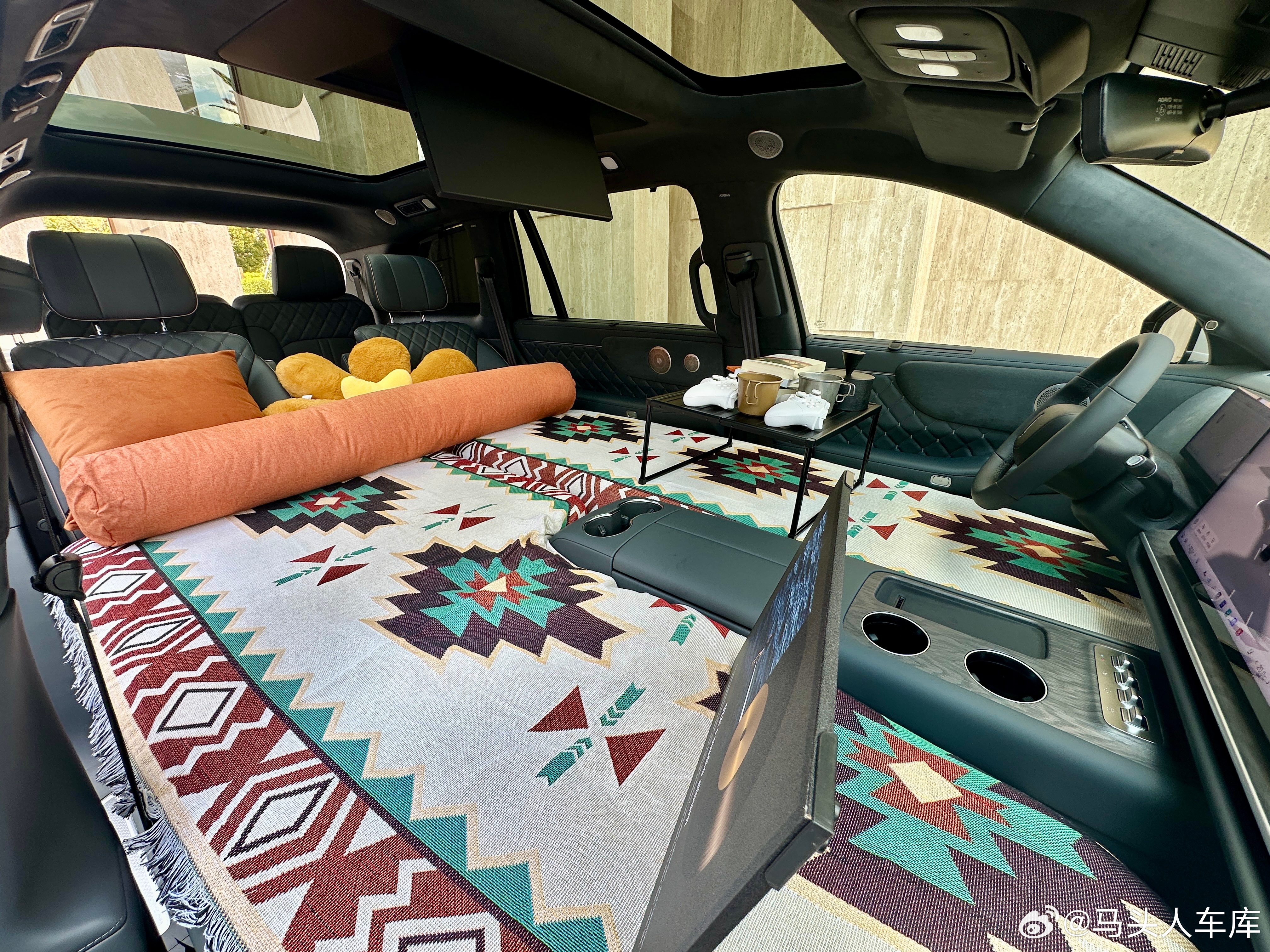 今天看到了魏牌V9X实车，解锁奢适大床模式，一二排座椅一键放平，形成宽敞平整休憩