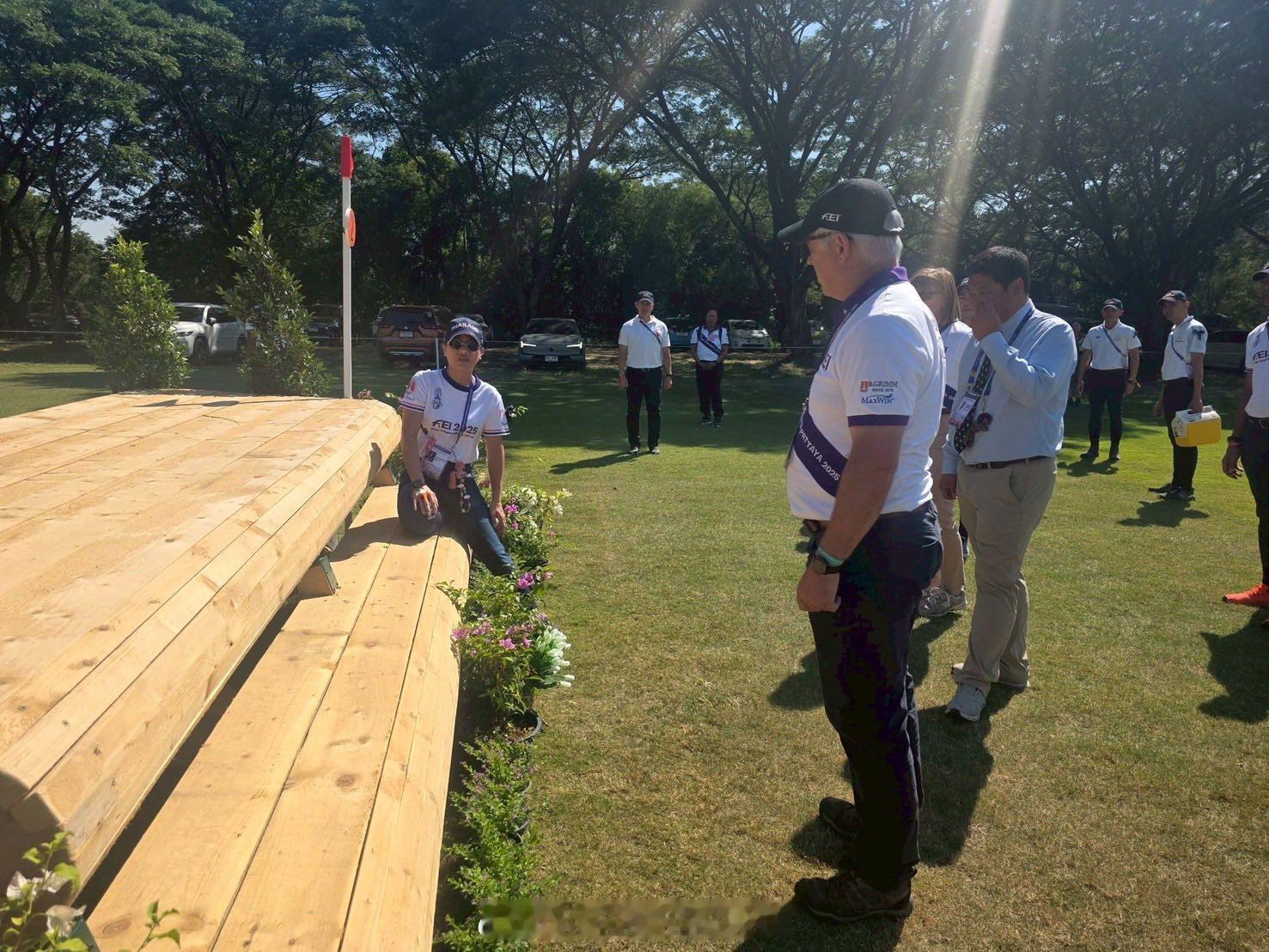 王室王室泰国王室镇宅 2025年11月30日，镇宅视察下个月马术比赛将要使用的场