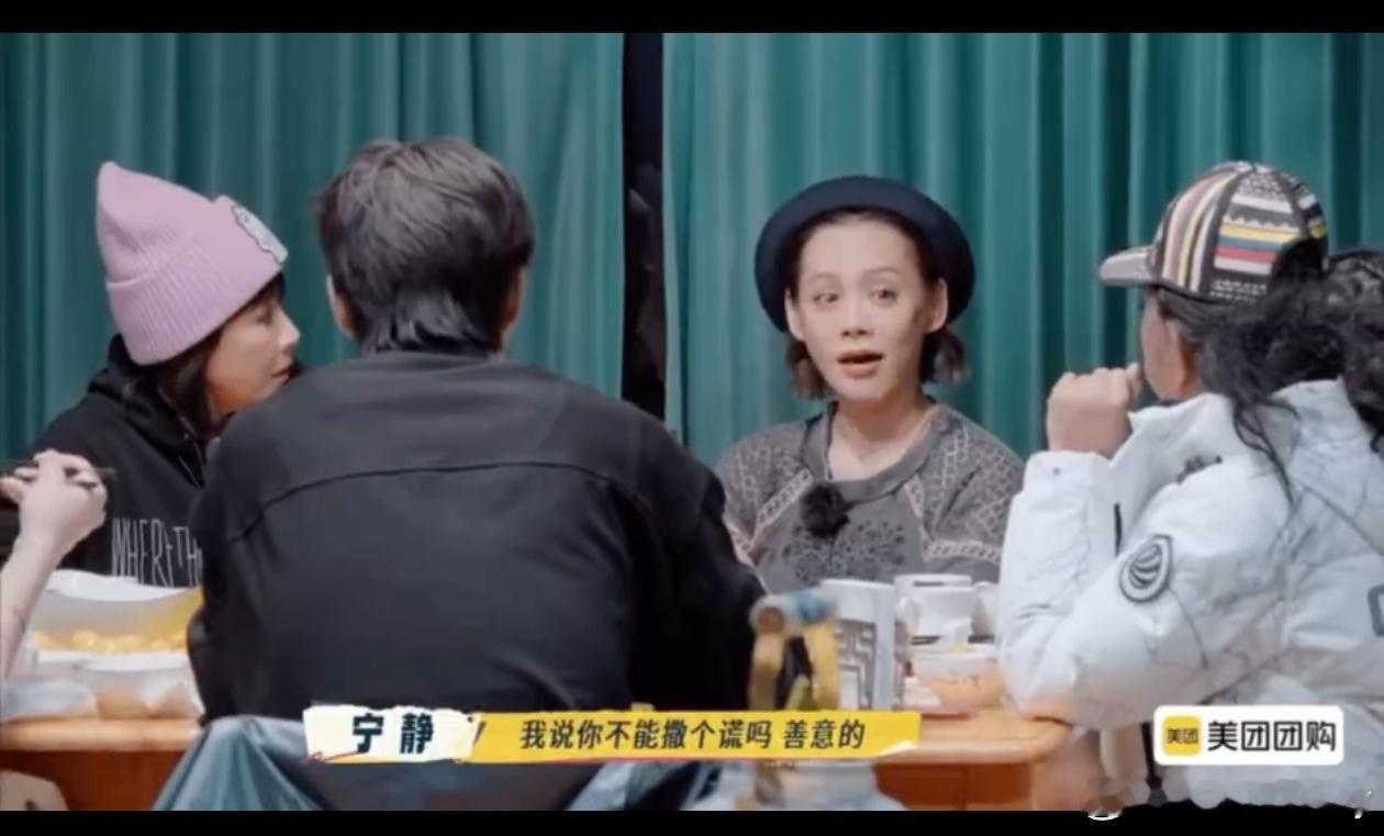宁静儿子因掉水里先救妈妈被分手宁静在访谈中提及：儿子被女友多次追问“母亲和女友同