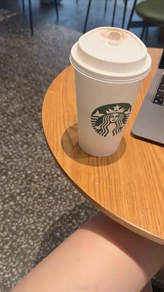 一杯咖啡，缓解一下疲劳☕️今天是今年上班以来最累的一天，身体透支，内心也满是疲惫