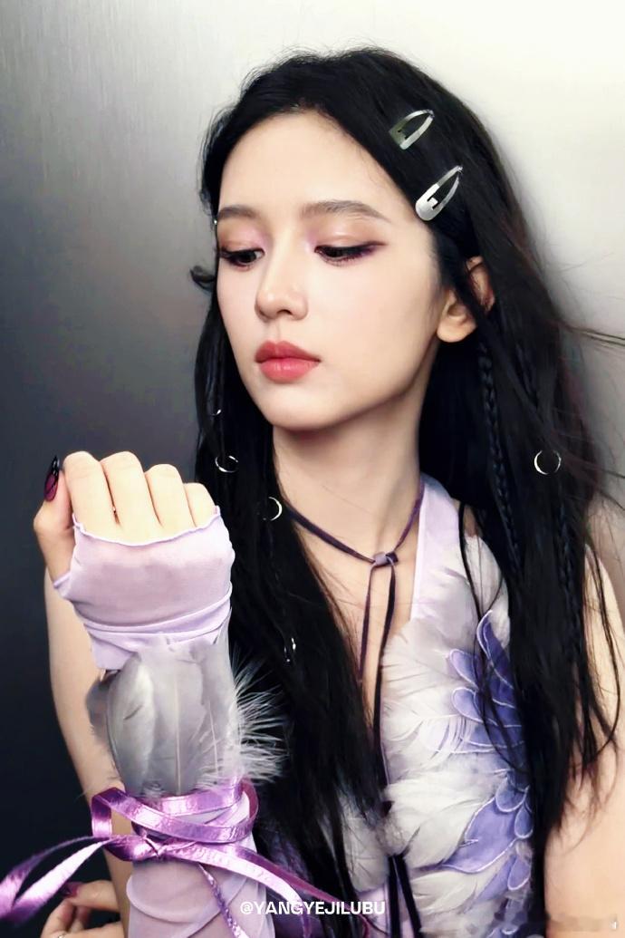 周也是电竞文女主吧 现实里看到周也这样的出场状态，仿佛把书本当中的电竞女主带到眼