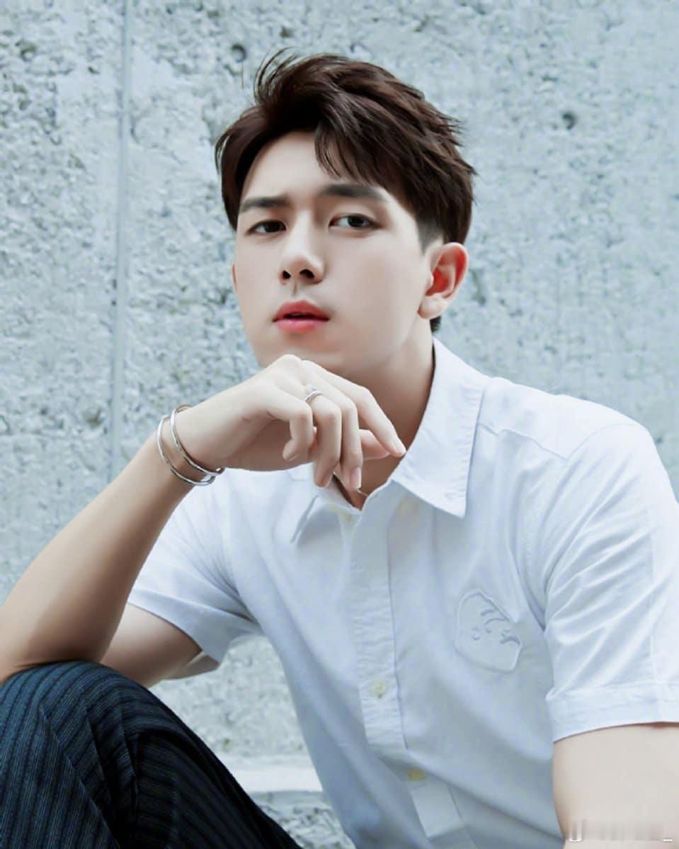 李现内娱的线下神图永动机内娱颜值天花板认证！线下生图能打，神图源源不断，永动机实