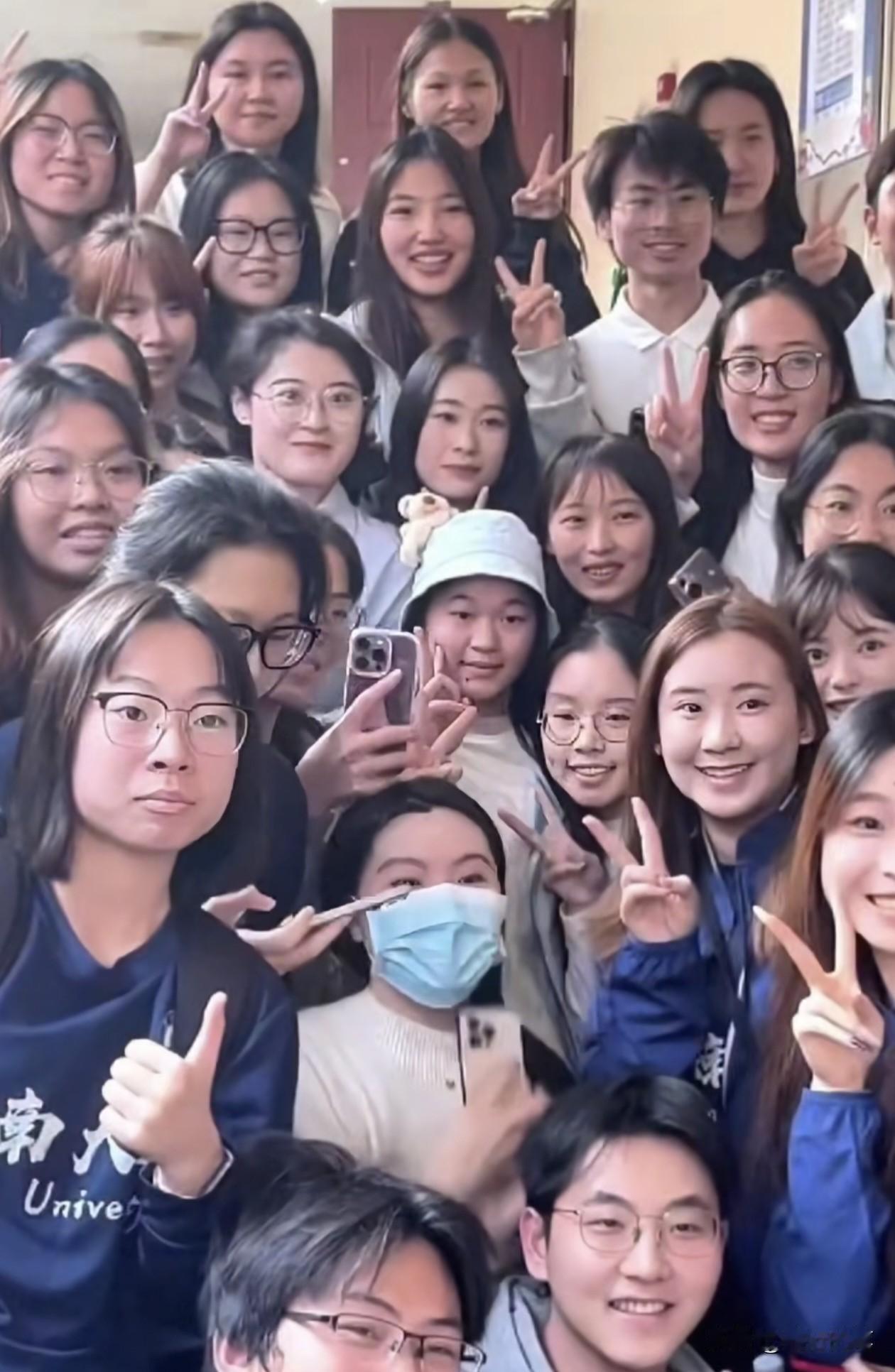 感觉平易近人，没有架子，就是天生的，全红婵今时今日的名气虽然非常高，但是一举一动