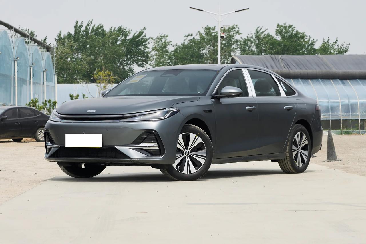 🔋🧠新款吉利银河A7给我的感觉不是“性能车思路”，而是典型的省心纯电路线。纯