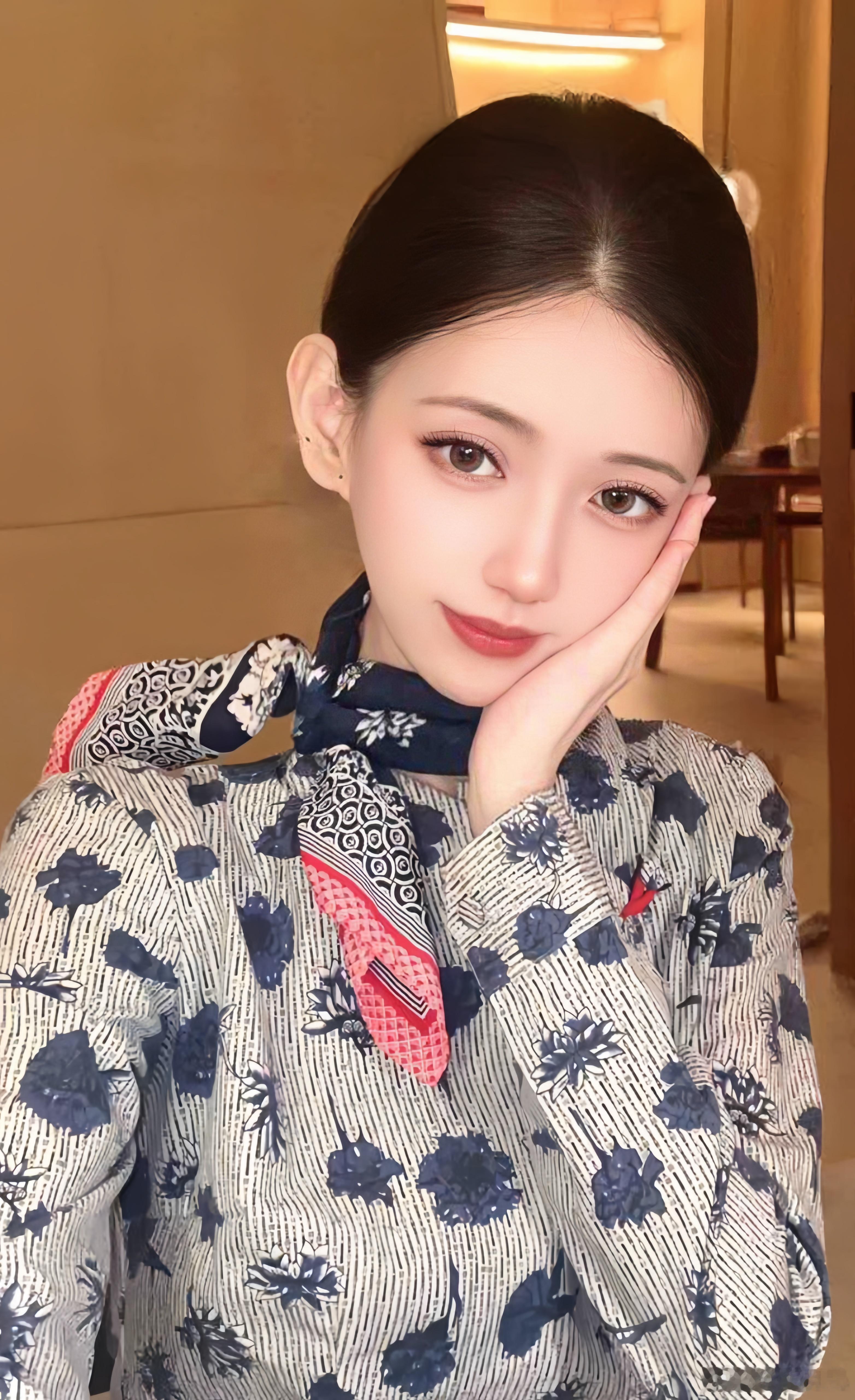 东航空姐的制服照，好美。 ​​​