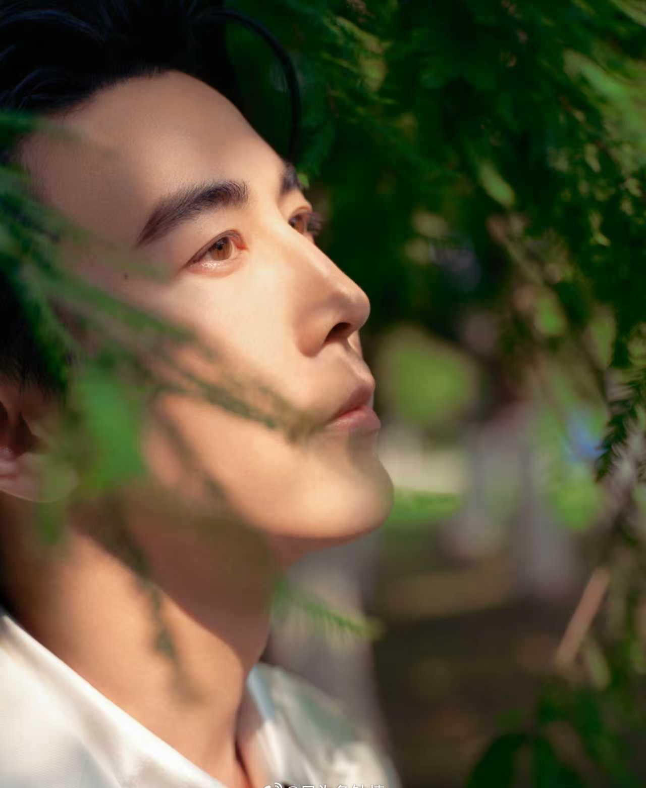 李川站在白玉兰红毯上主持的时候是游刃有余的专业主持，转身就说想给台下的导演制片递