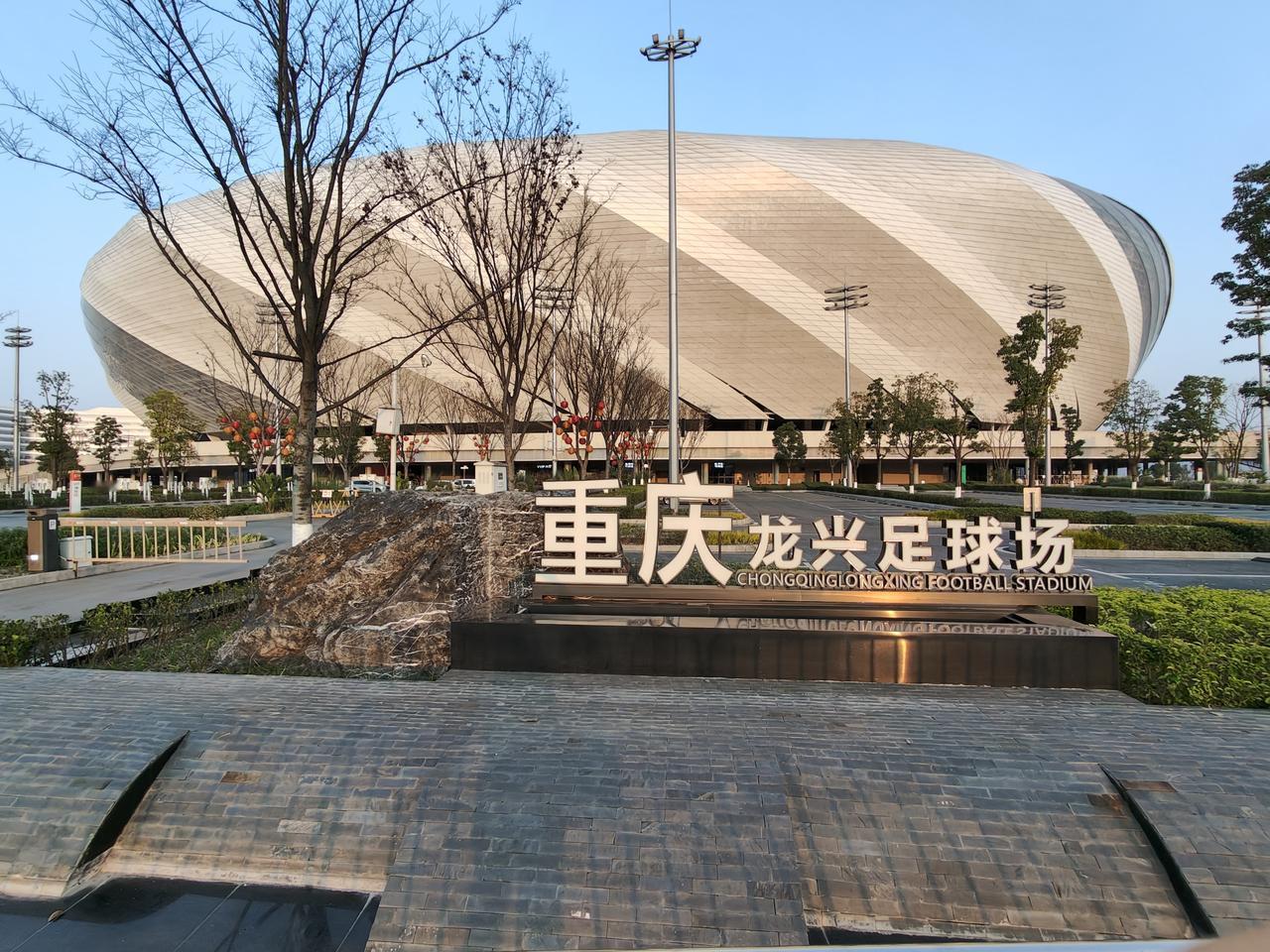 大年初五自驾前往龙兴古镇，把车停在了重庆龙兴足球场的停车场。一想到重庆龙兴足球场