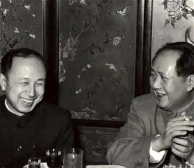 64年毛主席给钱学森递烟，没想到当钱学森正准备接过的时候，毛主席却突然收回了递烟