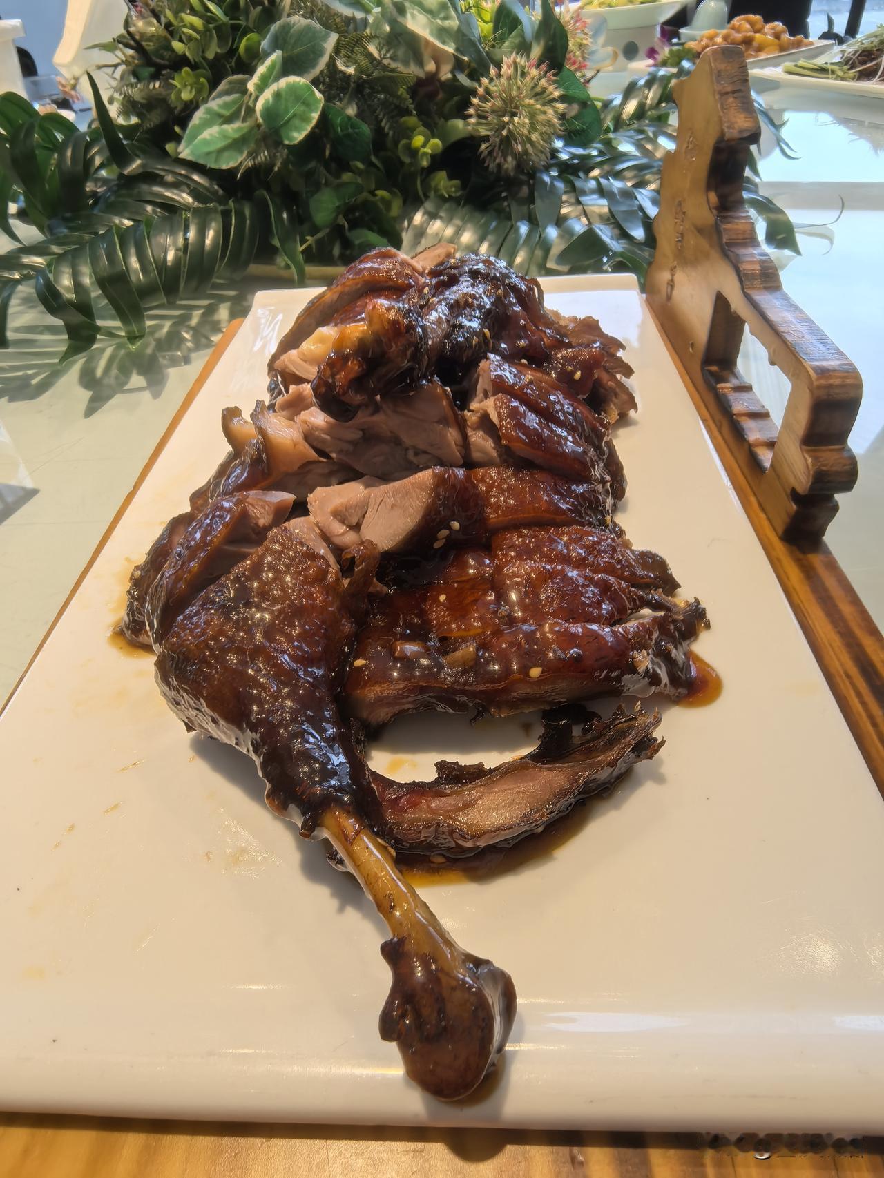 甜皮鸭甜 八宝鸭糯 百年非遗钟鸭子。
说起都江堰的|钟鸭子^，最喜欢的两道菜当然