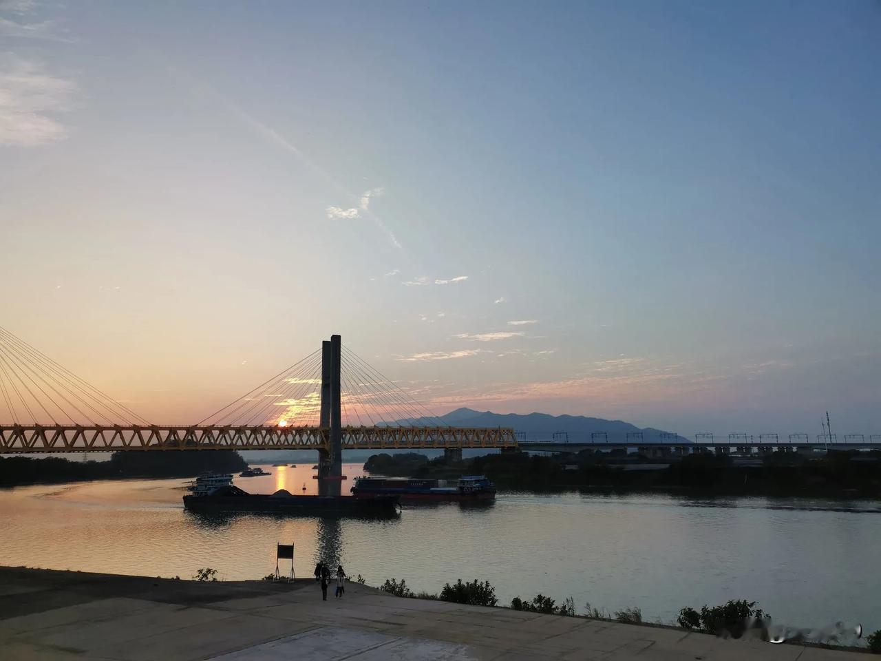 在广州待了40几天，又回到了三水。回到三水，还是觉得三水好。
广州，人太多，车太