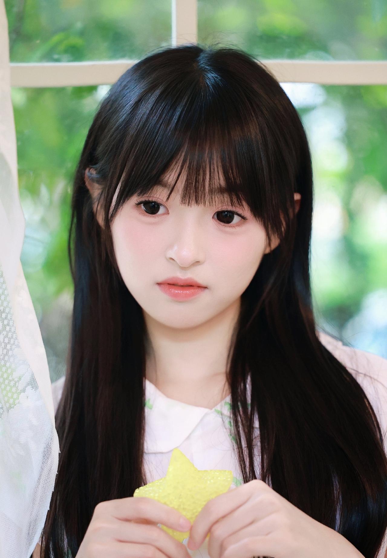 元气满满的漫画女主窗有绿意，心有晴朗
在复古花房的午后
定格不慌不忙的治愈瞬间